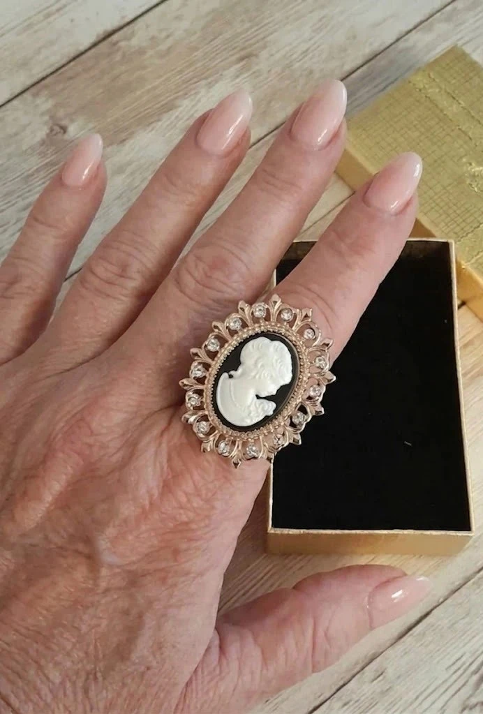Grande Bague avec camée,  strass, couleur dorée, réglable